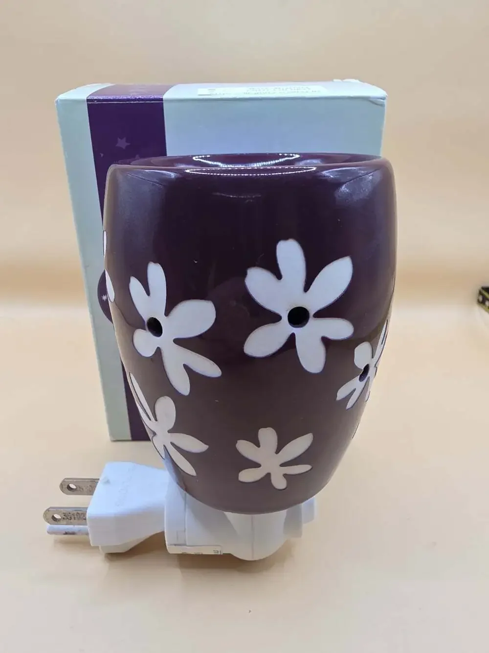 Scentsy Lei Plug-in Wax Warmer Plum Purple Flowers